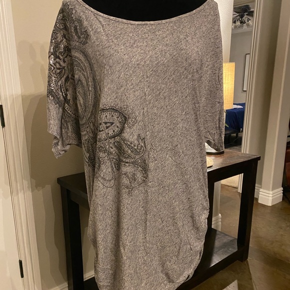 Woman’s top - Picture 1 of 2